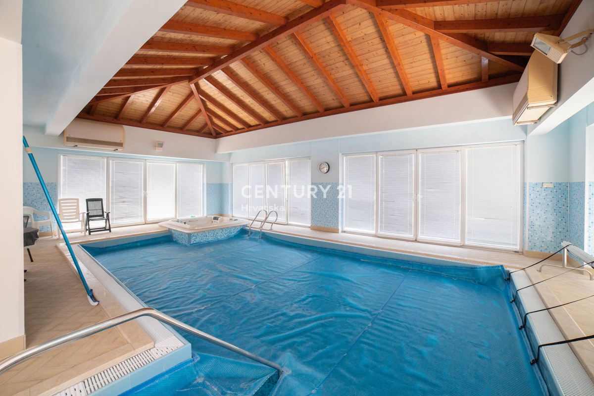 MURTER, 2 VILI ZA PRODAJO, BLIZU MORJA, TAKOJ ZASELJIVI!