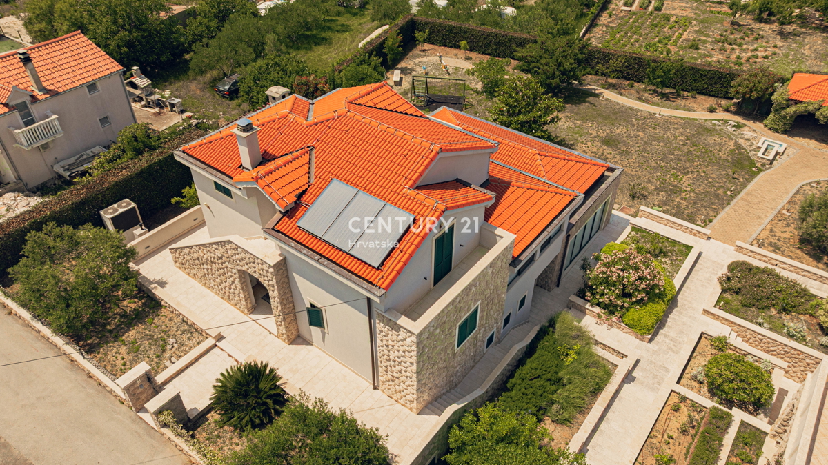 MURTER, 2 VILI ZA PRODAJO, BLIZU MORJA, TAKOJ ZASELJIVI!