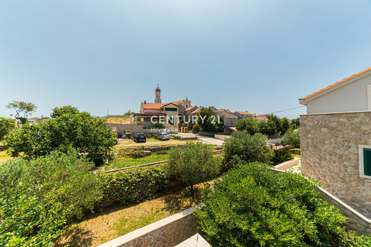 MURTER, 2 VILI ZA PRODAJO, BLIZU MORJA, TAKOJ ZASELJIVI!