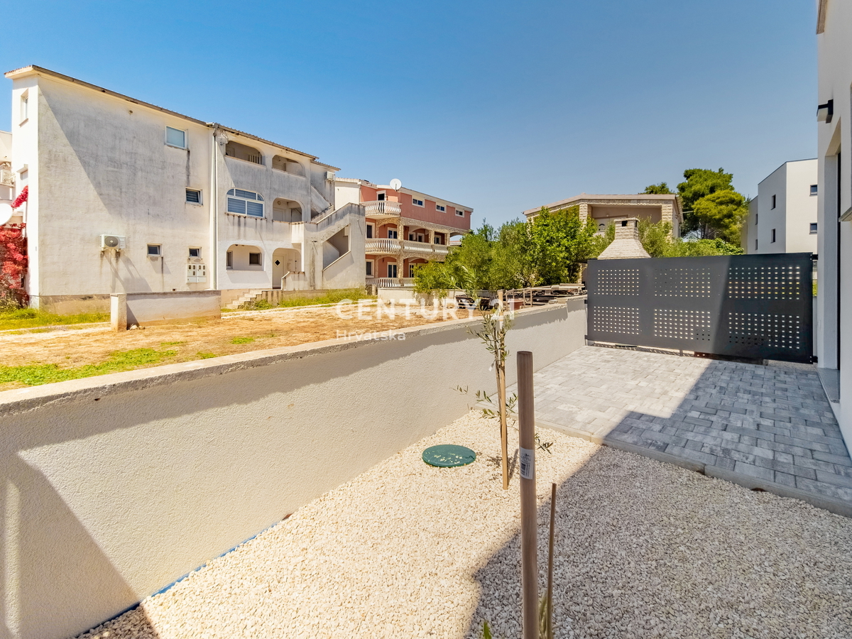 VIR, NOVOGRADNJA, ZAKLJUČEN PROJEKT, 2,5-PROSTORNO STANOVANJE (2SS+DB), PRIZEMLJE, 200 M DO PLAŽE JADRO