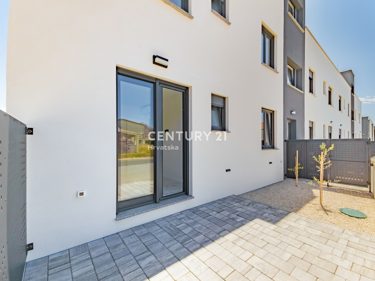 VIR, NOVOGRADNJA, ZAKLJUČEN PROJEKT, 2,5-PROSTORNO STANOVANJE (2SS+DB), PRIZEMLJE, 200 M DO PLAŽE JADRO