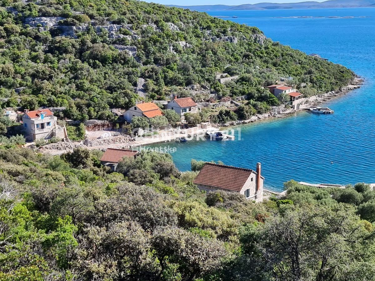 Tkon, Donje More, zemljišče ob morju v zalivu zaščitenem pred vetrovi