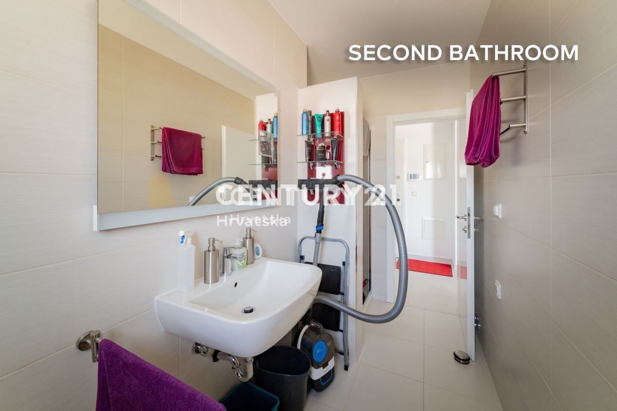 VIR - penthouse z strešno teraso, odprt razgled na morje