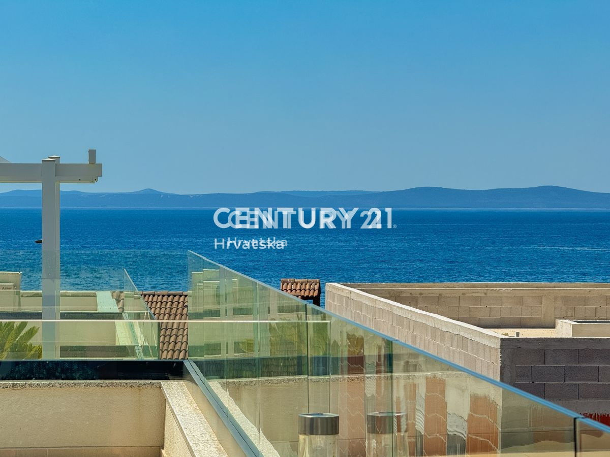 VIR - penthouse z strešno teraso, odprt razgled na morje
