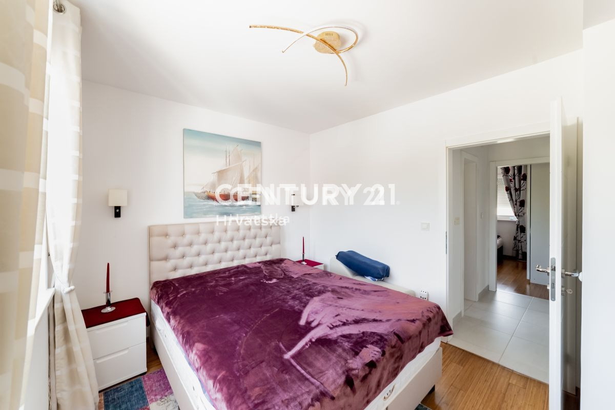 VIR - penthouse z strešno teraso, odprt razgled na morje