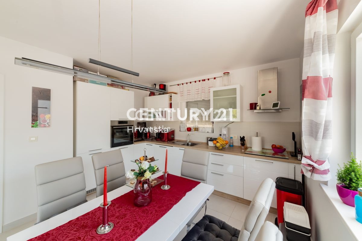 VIR - penthouse z strešno teraso, odprt razgled na morje