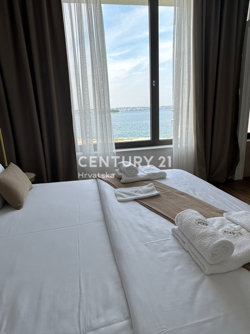 Pašman, Tkon, prvi vrsti ob morju, vrhunska vila z bazenom, garažo in savno