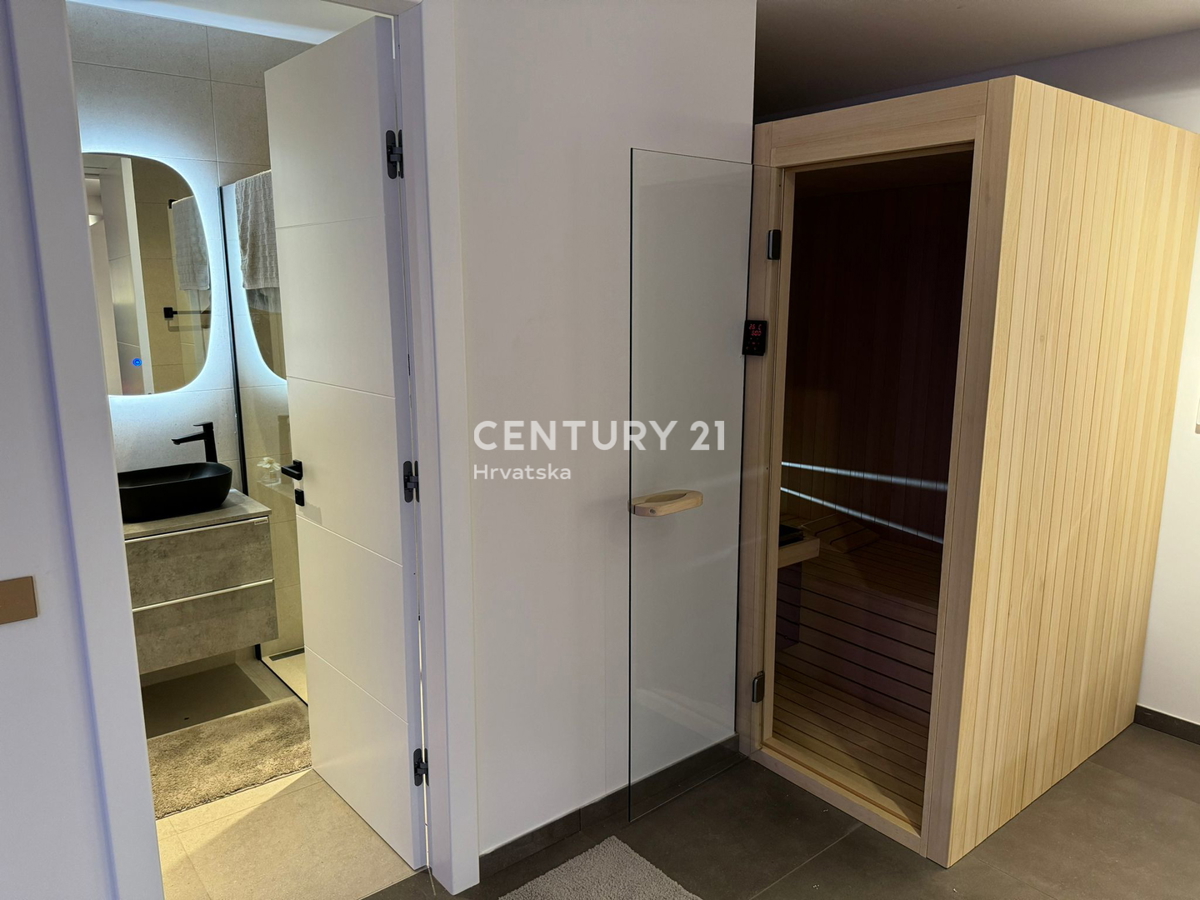 Pašman, Tkon, prvi vrsti ob morju, vrhunska vila z bazenom, garažo in savno