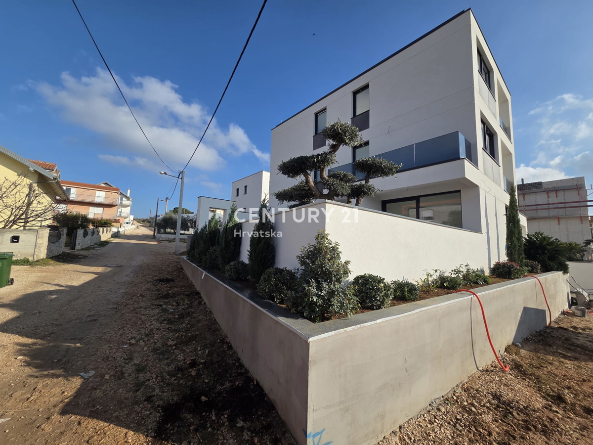 ZADAR, BILI BRIG, luksuzní novostavba, 3,5 pokoje, 110 m2, přízemí, zahrada

ZADAR, BILI BRIG, luksusowa nowa inwestycja, 3,5 pokoju, 110 m2, parter, ogród

ZADAR, BILI BRIG, luxus újépítés, 3,5 szoba, 110 m2, földszint, kert

ZADAR, BILI BRIG, luksu