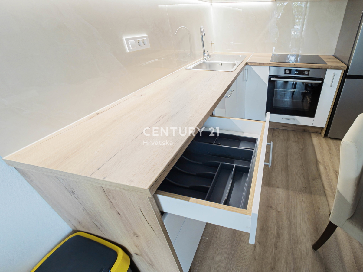 Zadar, Voštarnica, 2,5-prostorsko stanovanje, 55,65 m2, 1. nadstropje, obnovljeno, opremljeno, takoj vseljivo