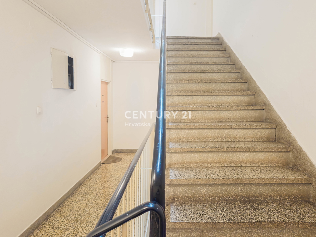 Zadar, Voštarnica, 2,5-prostorsko stanovanje, 55,65 m2, 1. nadstropje, obnovljeno, opremljeno, takoj vseljivo