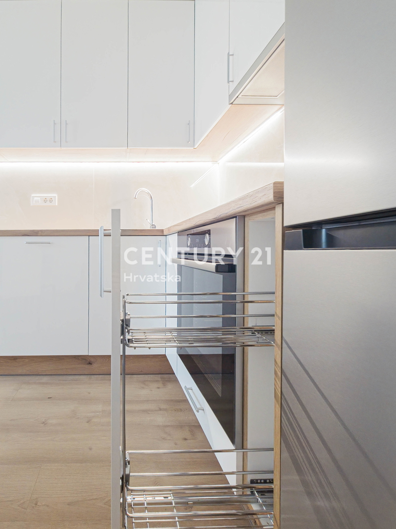 Zadar, Voštarnica, 2,5-prostorsko stanovanje, 55,65 m2, 1. nadstropje, obnovljeno, opremljeno, takoj vseljivo