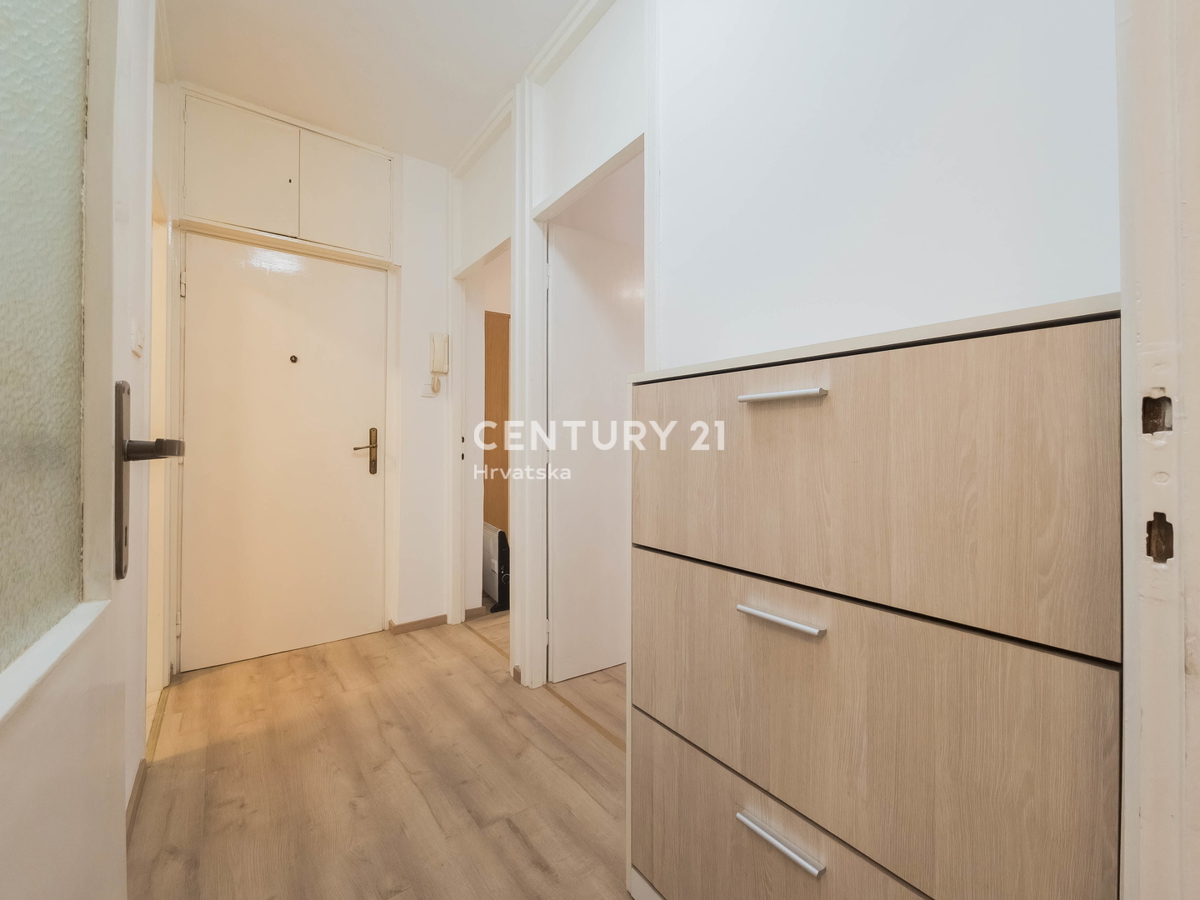 Zadar, Voštarnica, 2,5-prostorsko stanovanje, 55,65 m2, 1. nadstropje, obnovljeno, opremljeno, takoj vseljivo