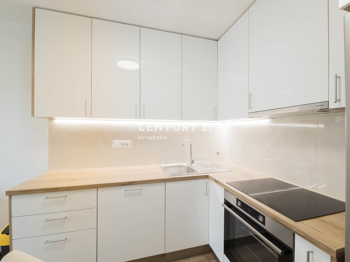 Zadar, Voštarnica, 2,5-prostorsko stanovanje, 55,65 m2, 1. nadstropje, obnovljeno, opremljeno, takoj vseljivo