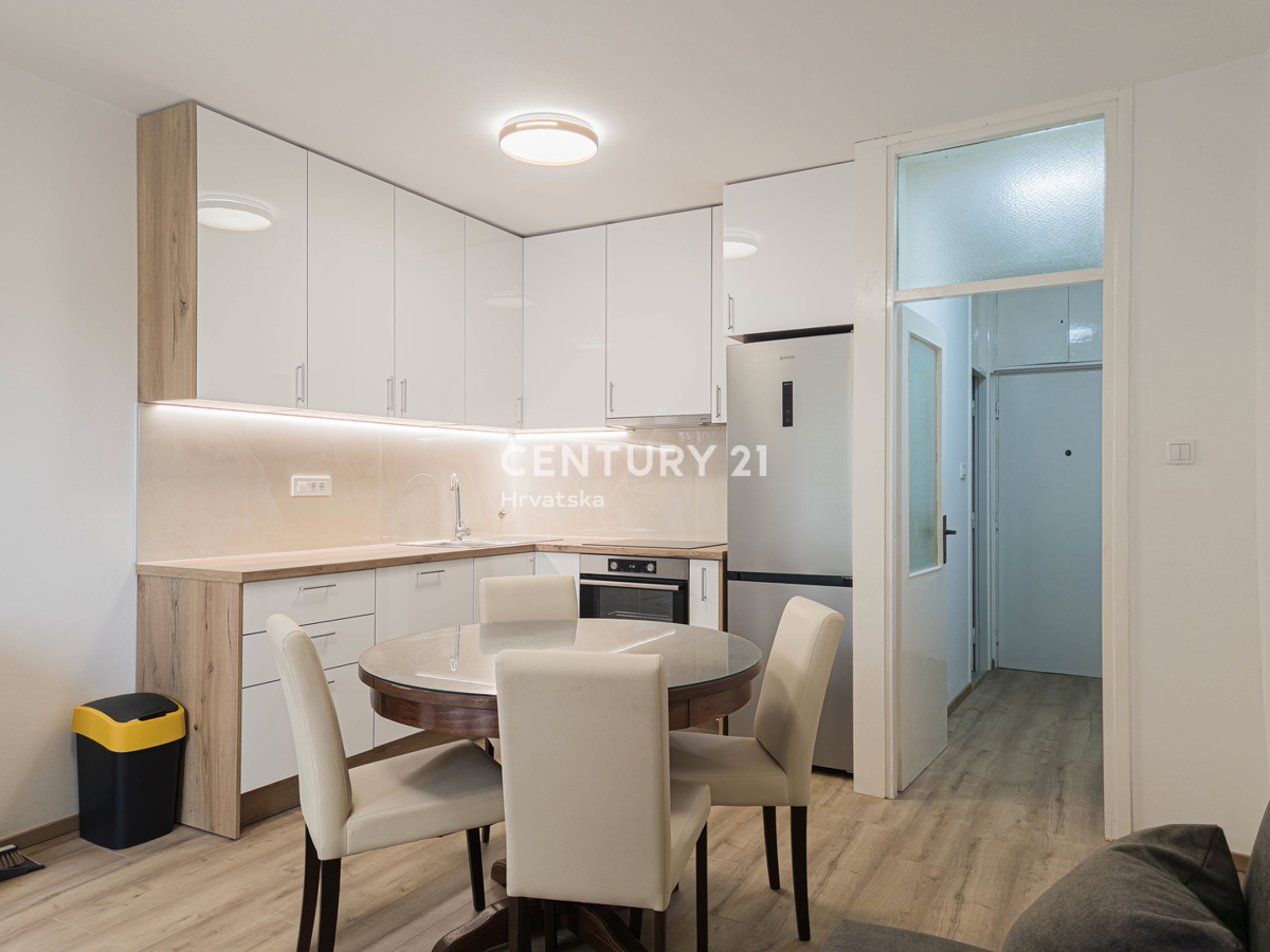 Zadar, Voštarnica, 2,5-prostorsko stanovanje, 55,65 m2, 1. nadstropje, obnovljeno, opremljeno, takoj vseljivo