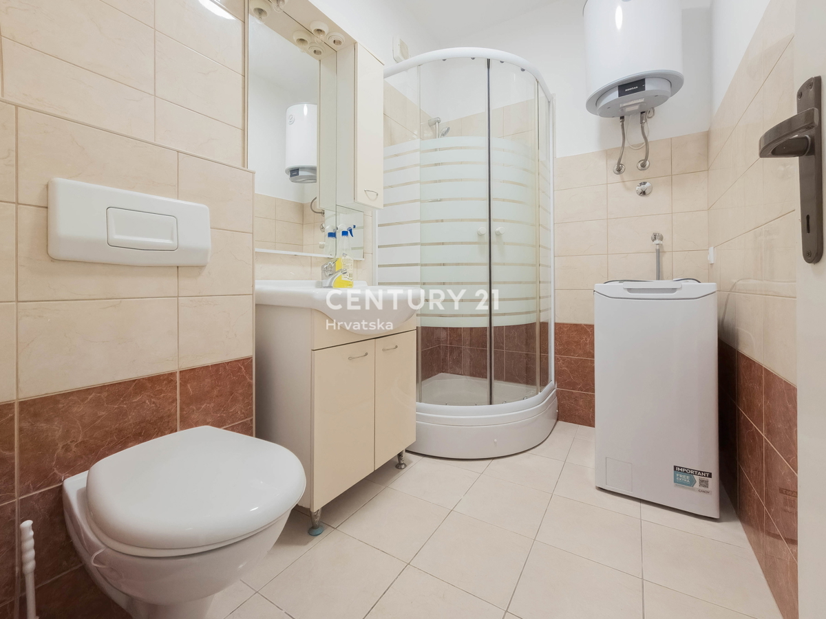 Zadar, Voštarnica, 2,5-prostorsko stanovanje, 55,65 m2, 1. nadstropje, obnovljeno, opremljeno, takoj vseljivo