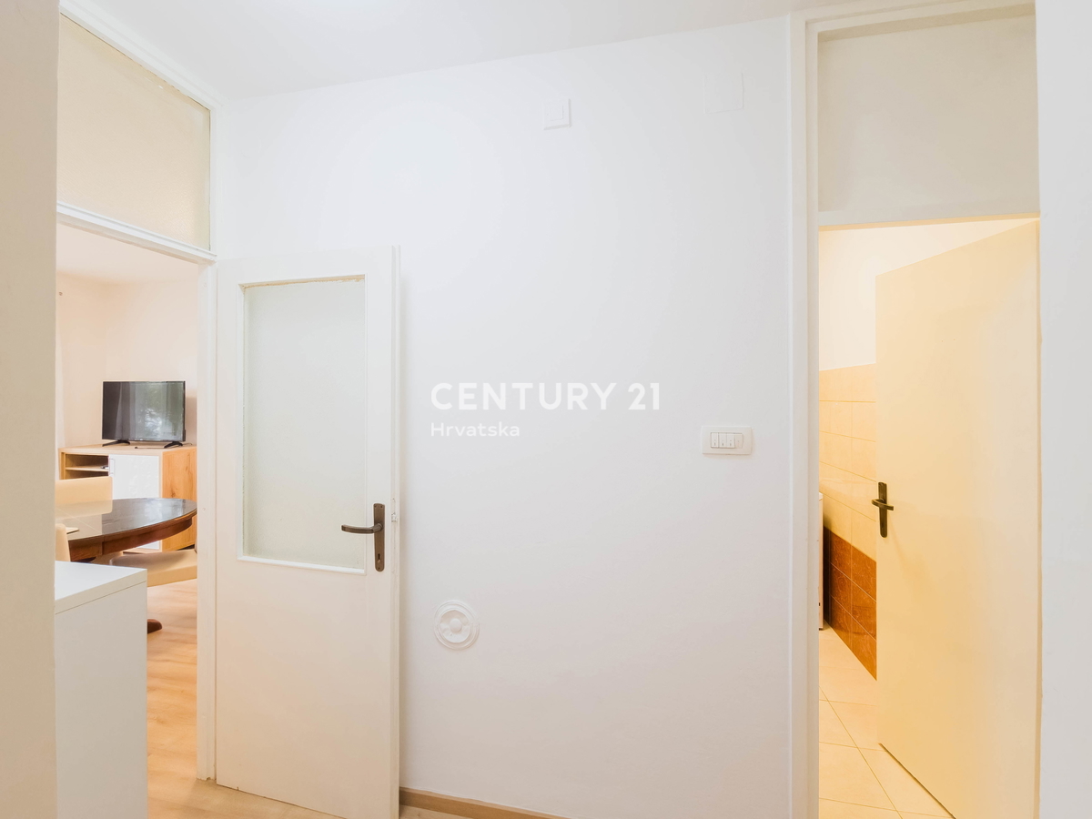 Zadar, Voštarnica, 2,5-prostorsko stanovanje, 55,65 m2, 1. nadstropje, obnovljeno, opremljeno, takoj vseljivo