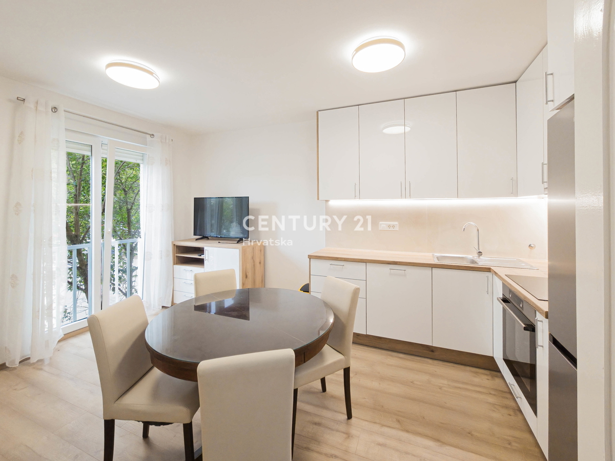 Zadar, Voštarnica, 2,5-prostorsko stanovanje, 55,65 m2, 1. nadstropje, obnovljeno, opremljeno, takoj vseljivo