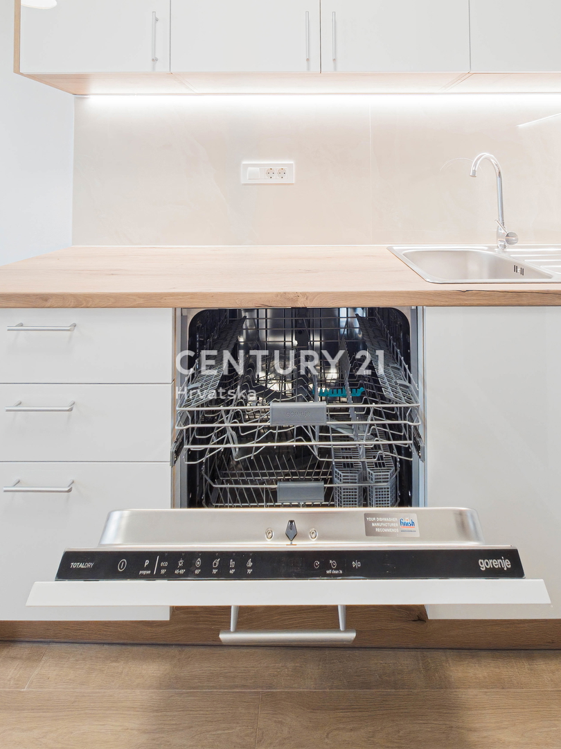 Zadar, Voštarnica, 2,5-prostorsko stanovanje, 55,65 m2, 1. nadstropje, obnovljeno, opremljeno, takoj vseljivo