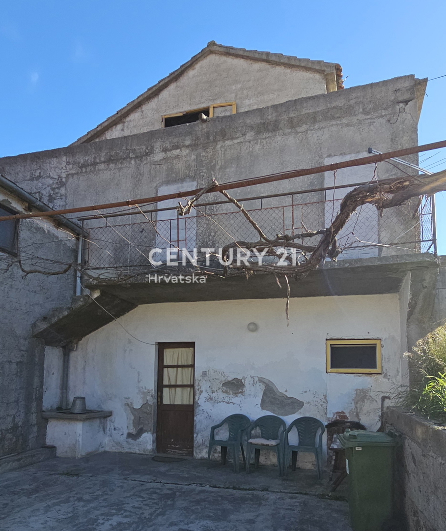 Tkon, otok Pašman, nedokončana večnadstropna hiša z razgledom na morje na prostorni parceli