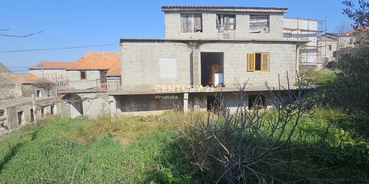 Tkon, otok Pašman, nedokončana večnadstropna hiša z razgledom na morje na veliki parceli