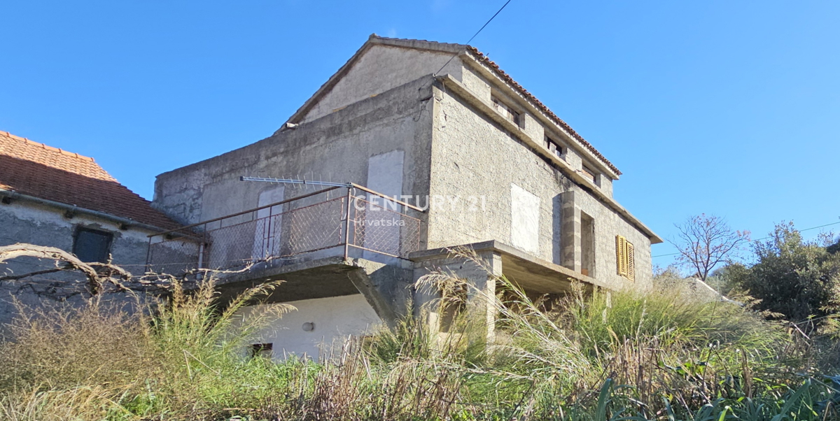 Tkon, otok Pašman, nedokončana večnadstropna hiša z razgledom na morje na prostorni parceli