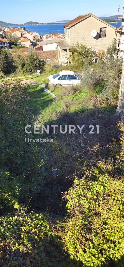 Tkon, otok Pašman, nedokončana večnadstropna hiša z razgledom na morje na prostorni parceli