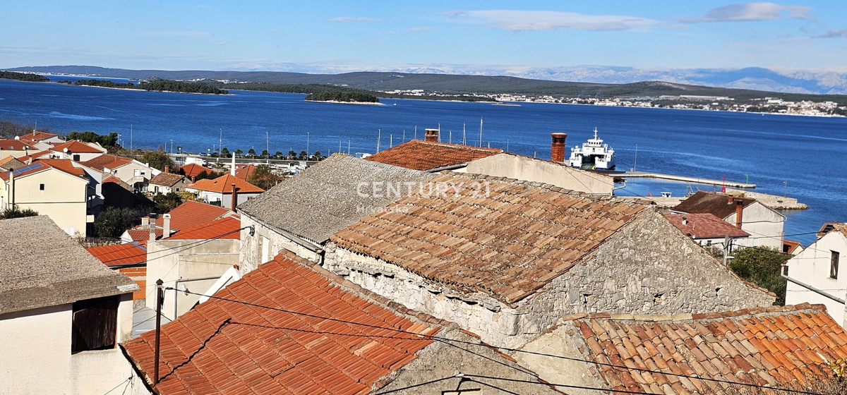 Tkon, otok Pašman, nedokončana večnadstropna hiša z razgledom na morje na prostorni parceli