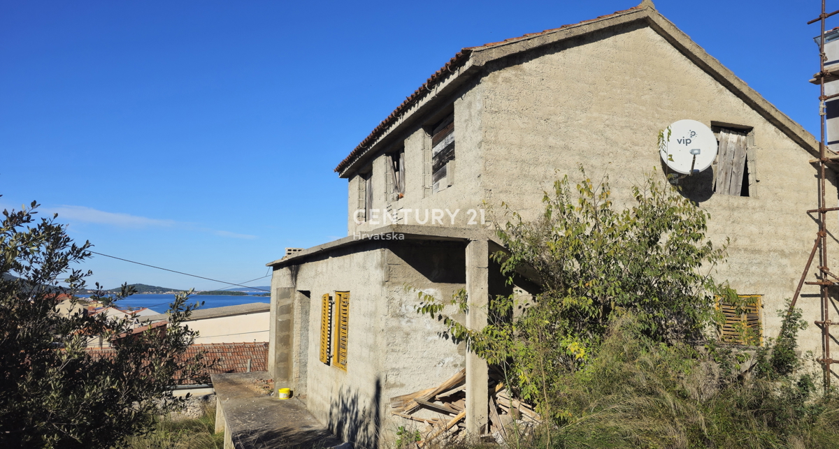 Tkon, otok Pašman, nedokončana večnadstropna hiša z razgledom na morje na prostorni parceli