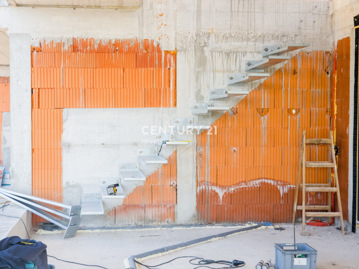 ZADAR, LJUBAČ, LUKSUZNO NOVOGRADNJA. S5= 98,80 m2 + strešna terasa 120 m2, 2. nadstropje, 50 m DO MORJA IN PLAŽE, POGLED NA MORJE