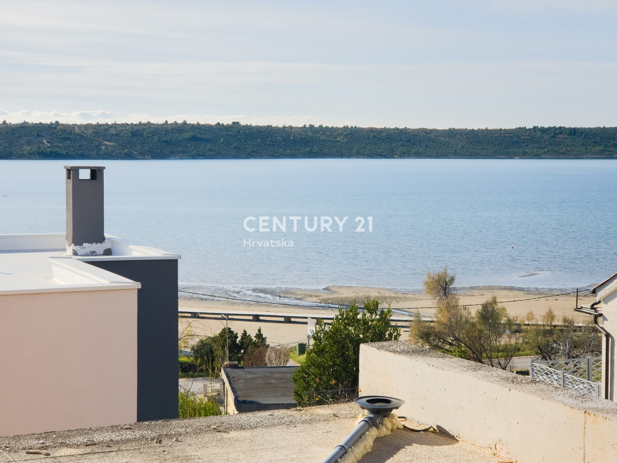 ZADAR, LJUBAČ, LUKSUZNO NOVOGRADNJA. S5= 98,80 m2 + strešna terasa 120 m2, 2. nadstropje, 50 m DO MORJA IN PLAŽE, POGLED NA MORJE