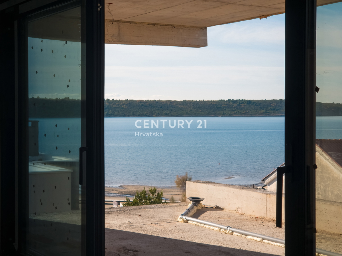 ZADAR, LJUBAČ, LUKSUZNO NOVOGRADNJA. S5= 98,80 m2 + strešna terasa 120 m2, 2. nadstropje, 50 m DO MORJA IN PLAŽE, POGLED NA MORJE