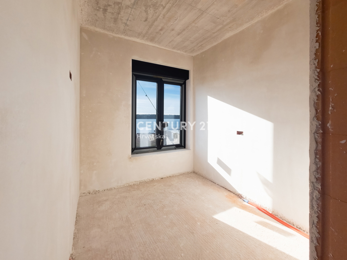 ZADAR, LJUBAČ, LUKSUZNO NOVOGRADNJA. S5= 98,80 m2 + strešna terasa 120 m2, 2. nadstropje, 50 m DO MORJA IN PLAŽE, POGLED NA MORJE