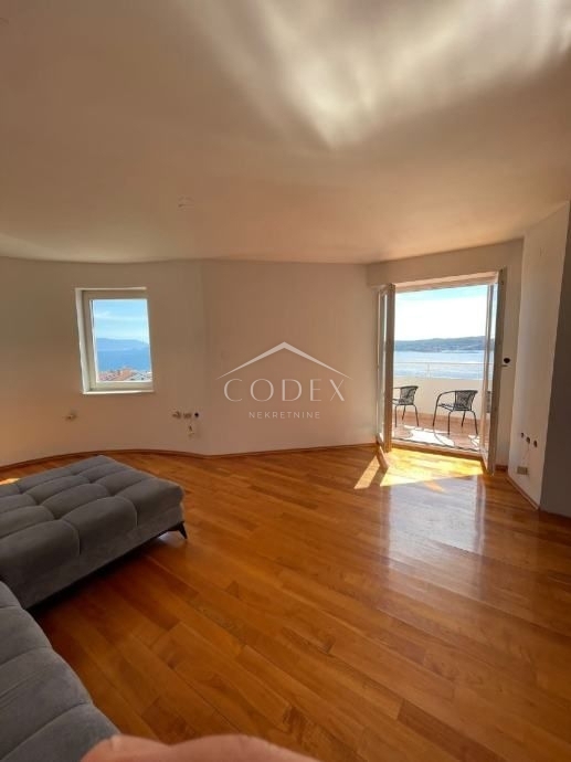 Crikvenica - vrhunsko prenovljen apartma s pogledom na morje