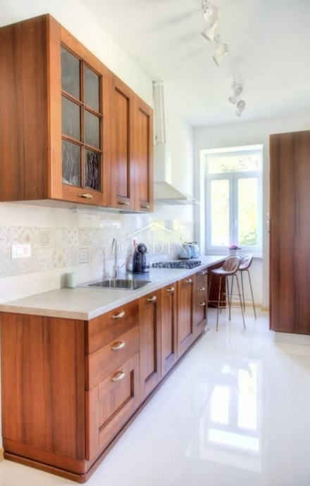 Monte Zaro - prodaja prenovljenega stanovanja z balkonom in garažo