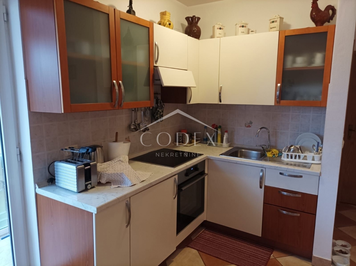 Kaštel - dvosobno stanovanje v 1. nadstropju v bližini Buj!