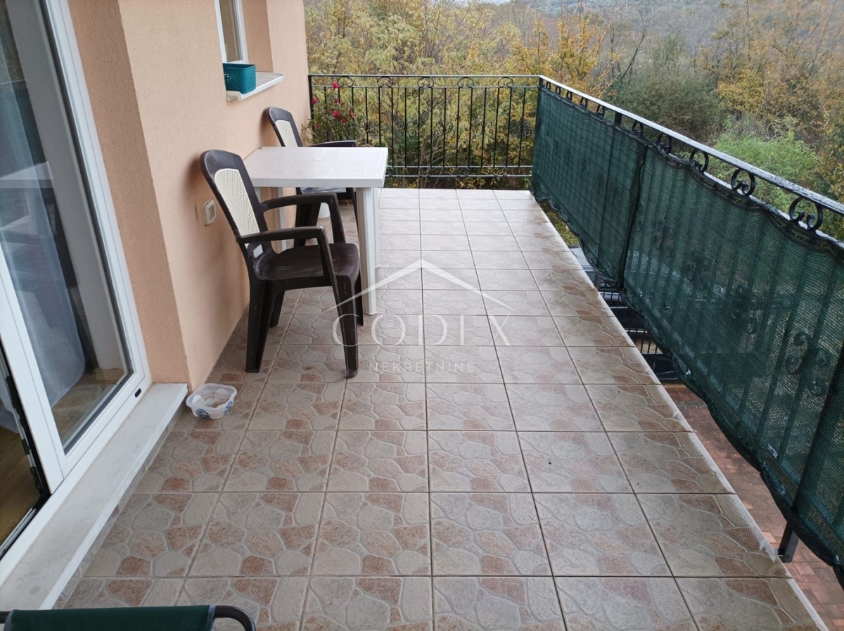 Kaštel - dvosobno stanovanje v 1. nadstropju v bližini Buj!