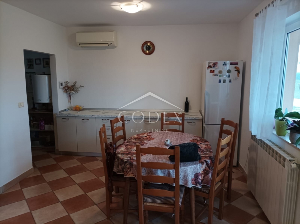 Kaštel - dvosobno stanovanje v 1. nadstropju v bližini Buj!