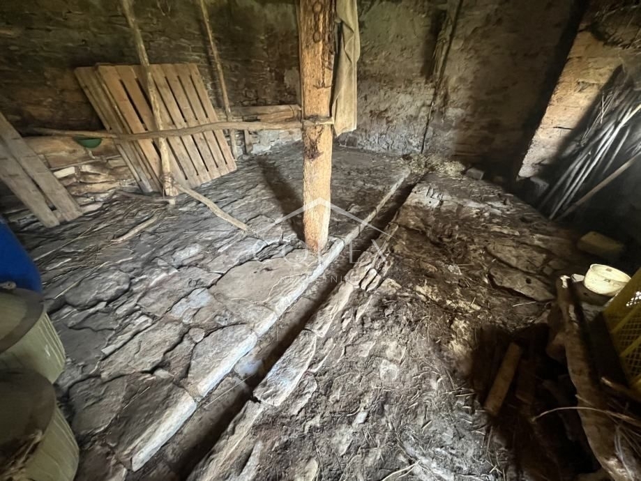 Buje, Plovanija - prodaja kamnite hiše s postajo