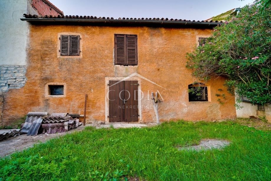 Buje, Plovanija - prodaja kamnite hiše s postajo