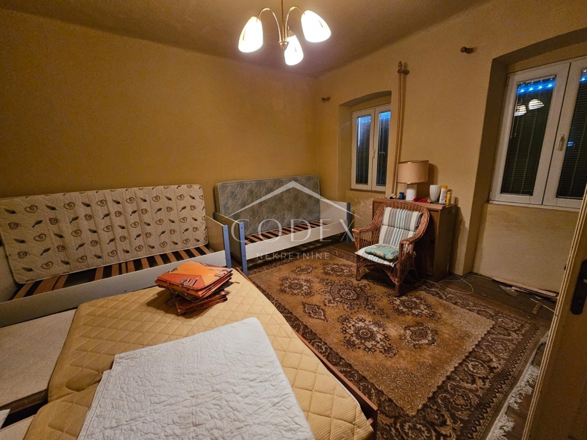 Crikvenica - prodaja hiše za adaptacijo na odlični lokaciji