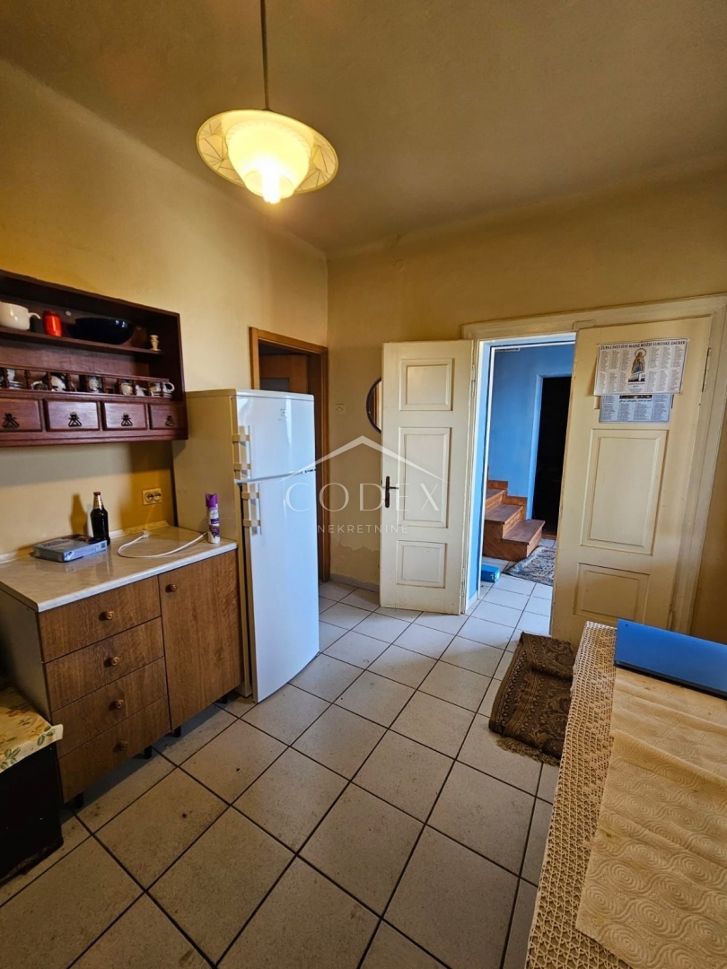 Crikvenica - prodaja hiše za adaptacijo na odlični lokaciji