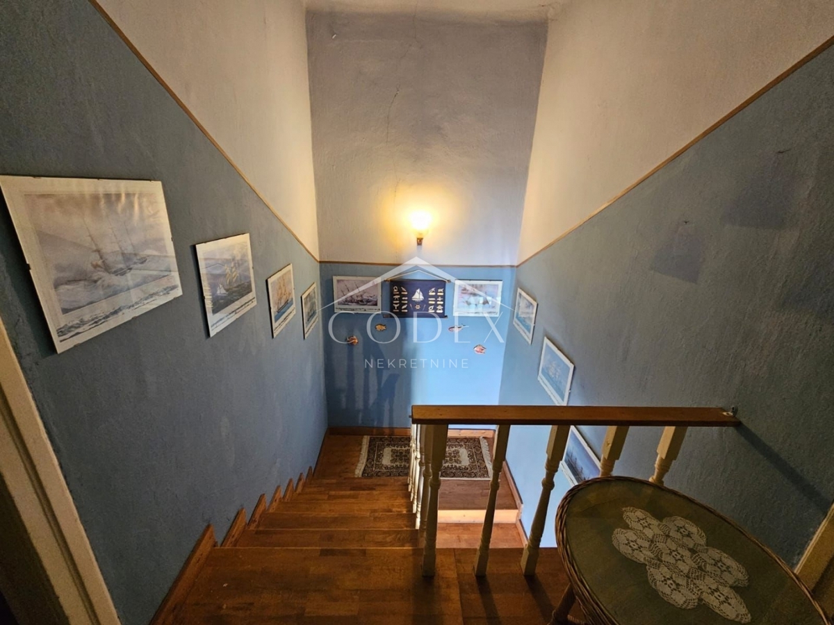 Crikvenica - prodaja hiše za adaptacijo na odlični lokaciji
