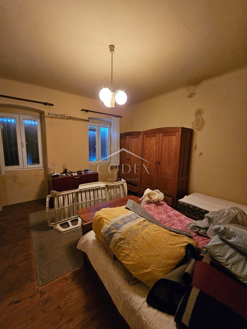 Crikvenica - prodaja hiše za adaptacijo na odlični lokaciji
