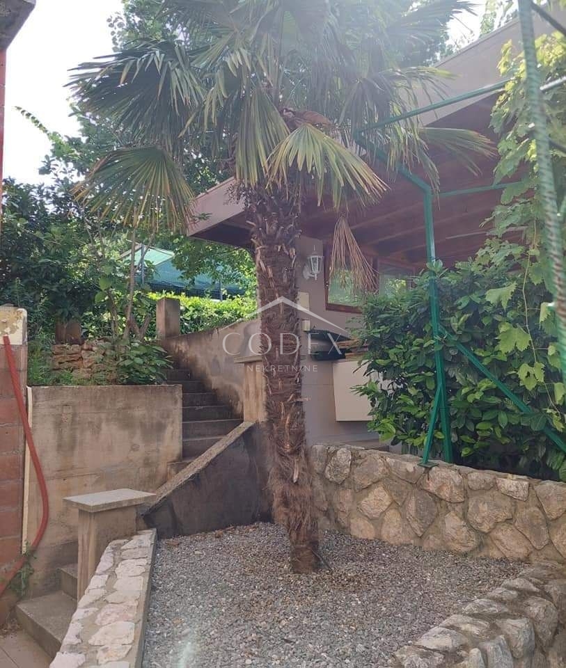 Dramalj - hiša z 2 trisobnima apartmajema in pogledom na morje