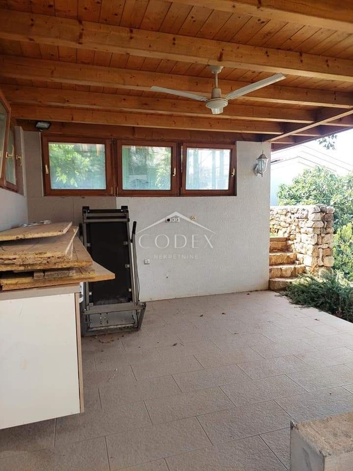 Dramalj - hiša z 2 trisobnima apartmajema in pogledom na morje