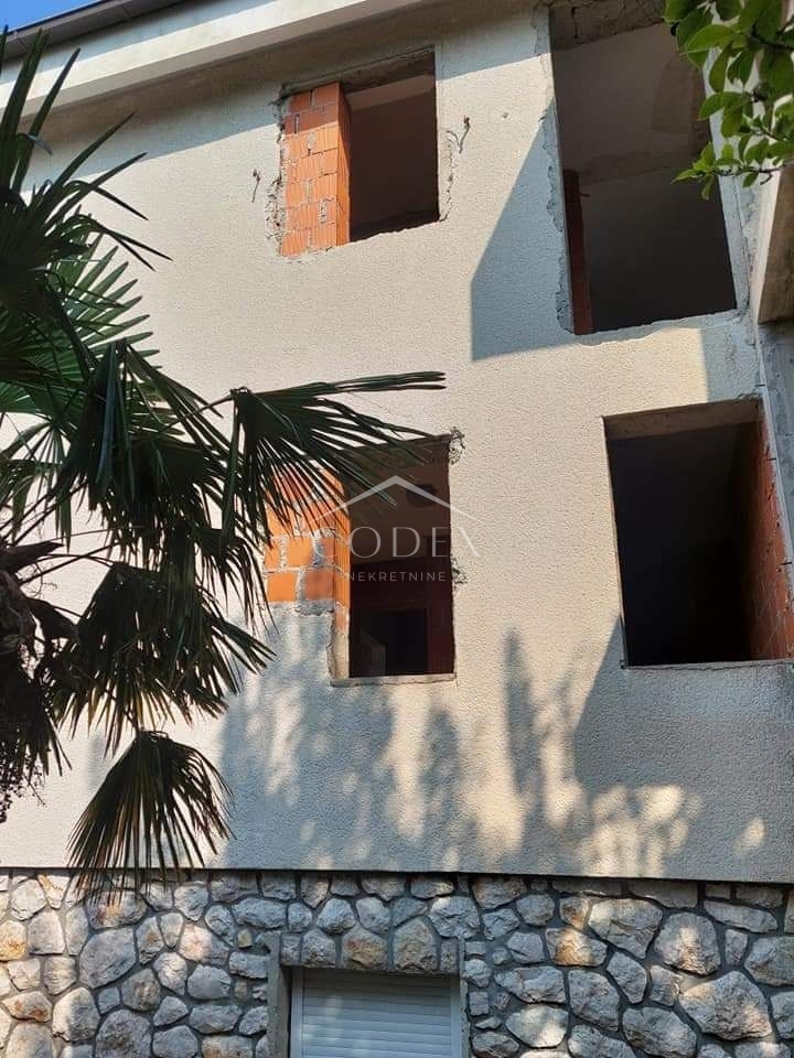 Dramalj - hiša z 2 trisobnima apartmajema in pogledom na morje