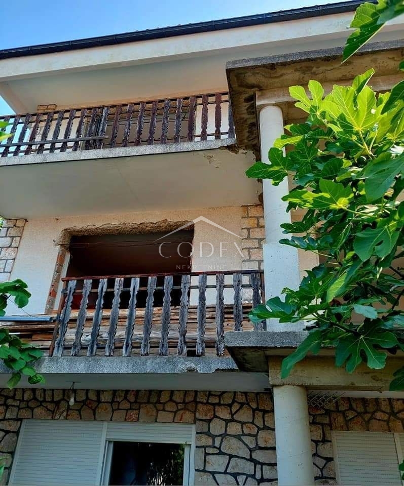 Dramalj - hiša z 2 trisobnima apartmajema in pogledom na morje