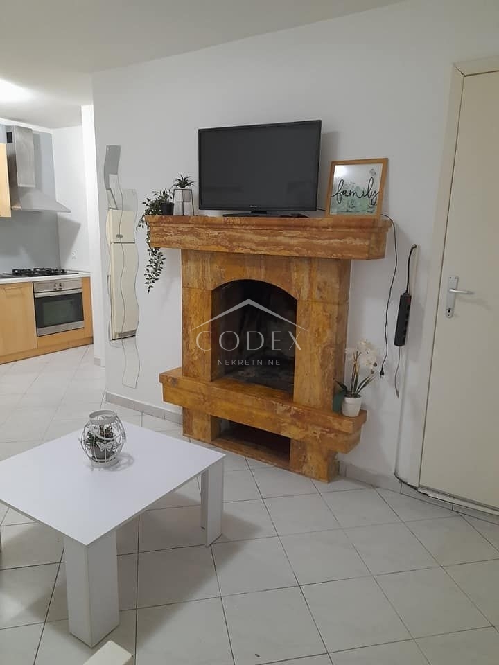Poreč - prodamo enosobno stanovanje, 1,5 km od morja