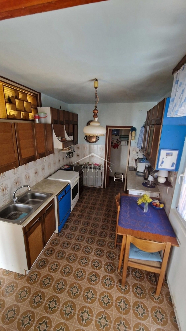 Kastav - družinska hiša z 2 apartmajema in pogledom na morje
